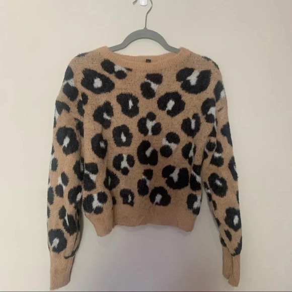 Express Cream/Tan and Black Cozy Fuzzy Eyelash Leopard Sweater Size XS - Picture 2 of 8